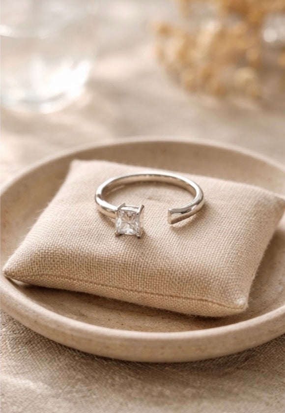 Dual-Stud Diamond Ring (Free Size)